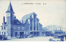 60 NOYON AI#DC451 LA GARE AUTOMOBILES D EPOQUE SATIONNEES DEVANT - Noyon