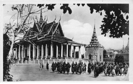 CAMBODGE AL#AL0020 PHNOM PENH LA PAGODE D ARGENT LES BONSES CAMBODGIENS - Cambodge