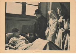 MILITARIA AL#AL00428 MILITAIRE A L HOPITAL AVEC BONNE SOEUR ET D AUTRES FEMMES A SON CHEVET 1945 - Guerre 1939-45