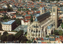 18 BOURGES AJ#MK373 VUE AERIENNE DE LA CATHEDRALE SAINT ETIENNE A GAUCHE L HOTEL DE VILLE - Bourges