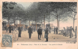 TREVOUX (Ain) - Place De La Terrasse - Une Partie De Boules - Pétanque - Tirage Couleurs (RARE) - Voyagé 190? (2 Scans) - Trévoux