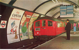 TRAIN AL#AL00483 PHOTO DU METRO ARRET PICCADILY CIRCUS - Métro