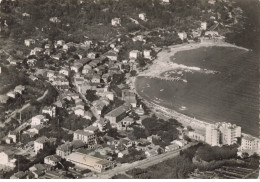 83 LE LAVANDOU AK#DC779 VUE AERIENNE DE LA VILLE ET DU PORT LA PLAGE - Le Lavandou