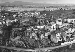 83 ROQUEBRUNE SUR ARGENS AK#DC809 VUE AERIENNE DE LA VILLE LE CENTRE ET SON EGLISE ET LE PRESBYTERE - Roquebrune-sur-Argens