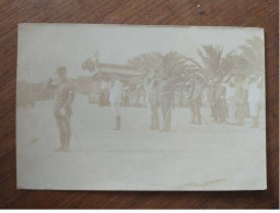 TUNISIE AM#DC316 BIZERTE CARTE PHOTO MILITAIRES AU GARDE A VOUS ET SALUANT - Tunisia