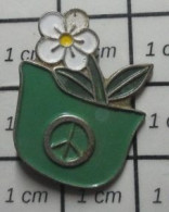 SP12 Pin's Pins / Beau Et Rare / MILITARIA / CASQUE LOURD RENVERSE SIGNE PAIX ET FLEUR BLANCHE - Militares