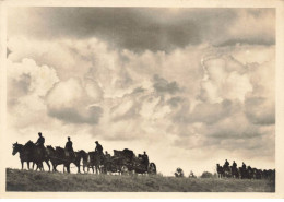 MILITARIA  AO#AL000914  MILITAIRES ARTILLERIE SE DEPLACANT AVEC DES CHARETTES ET DES CHEVAUX - Matériel