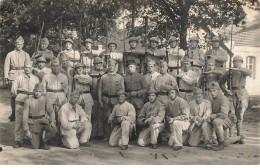 MILITARIA  AO#AL000856 CARTE PHOTO D UNE COMPAGNIE DE MILITAIRES - Uniforms