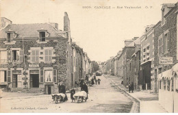 35 CANCALE AP#DC528 LA RUE VAUBAUDET LE CAFE ET LE GARAGE POUR BICYCLETTES - Cancale