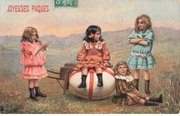 VOEUX  AO#AL000680 JOYEUSES PAQUES PETITES FILLES A COTE D UN OEUF GEANT ET D UNE BROUETTE - Pâques