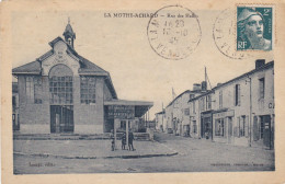 LA  MOTHE  ACHARD  -  VENDEE -  (85)  -  PEU  COURANTE  CPA ANIMEE  DE  1945  -  RUE  DES  HALLES. - La Mothe Achard