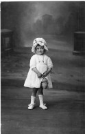 Carte Photo D'une Petite  Fille élégante Avec Sont Petit Sac En Rotin Posant Dans Un Studio Photo - Anonymous Persons