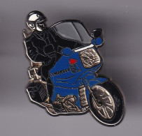 Pin's Gendarmerie Gendarme à Moto Réf 8383 - Militaria