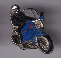 Pin's Gendarmerie Gendarme à Moto Réf 8383 - Militares