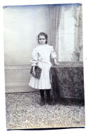 Carte Photo D'une Jeune Fille élégante Posant Dans Un Studio Photo Vers 1910 - Personnes Anonymes