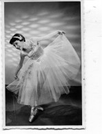 Carte Photo D'une Jeune Fille élégante En Danseuse Dans Un Studio Photo - Anonymous Persons