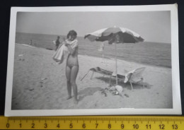 #16   Woman On Vacation - On The Beach In A Bathing Suit / Femme En Vacances - Sur La Plage En Maillot De Bain - Personnes Anonymes