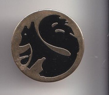 Pin's Banque Caisse D' Epargne Ecureuil Logo Des Années 1965 Réf 7507JL - Banche