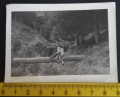 #16  Enfant Child Girl Fille On The Wooden Bridge - Anonyme Personen