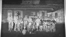 LOT DE TROIS GRANDES PLAQUES DE VERRE. GROUPE DE JEUNES CYCLISTES. MACHECOUL.CHIENS, LOIRE-ATLANTIQUE. 1950 - Diapositiva Su Vetro