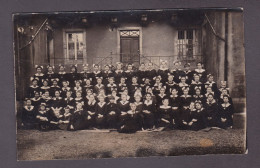 Carte Photo Groupe Fillettes Et Jeunes Filles Uniforme Pensionnat Arch. Wagner Moselle Münster Albestroff  52973 - Gruppen Von Kindern Und Familien