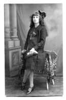 Carte Photo D'une Jeune Fille élégante Posant Dans Un Studio Photo Vers 1910 - Anonyme Personen