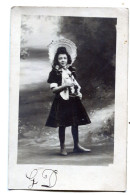 Carte Photo D'une Jeune Fille élégante Posant Dans Un Studio Photo Vers 1905 - Anonieme Personen
