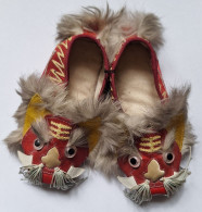 PAIRE DE CHAUSSONS POUR ENFANT - CHINE - ANIMAL - TIGRE ? - SOIE, POIL Et CUIR - 115 Mm - XX° -NON UTILISE - Autres & Non Classés