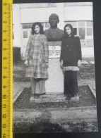 #16  Enfant Child - Girl Fille With Monument - Anonyme Personen