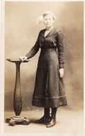 Carte Photo D'une Jeune Fille élégante Posant Dans Un Studio Photo - Anonymous Persons