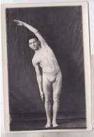 Photo De Particulier Jeune Homme En Slip Et Torse Nu Faisant Des Mouvement De Gymnastique Réf 30204 - Anonyme Personen