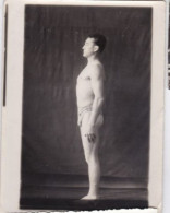 Photo De Particulier Jeune Homme En Slip Et Torse Nu Faisant Des Mouvement De Gymnastique Réf 30205 - Anonymous Persons