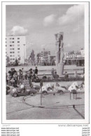 Automobiles: Photo Lieu Inconnue, Avec Petites Voitures De Course Sur Piste De La Sécurité Routière , BP - Automobile