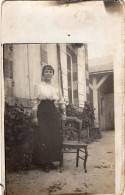 Carte Photo D'une Jeune Fille  élégante Posant Dans La Cour De Sa Maison En 1916 - Anonieme Personen