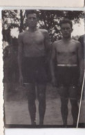 Photo De Particulier Deux Jeune Hommes Torse Nu Sportif Gymnaste Réf 30206 - Anonyme Personen