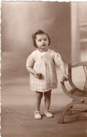 Carte Photo D'une Petite Fille élégante Posant Dans Un Studio Photo - Anonymous Persons