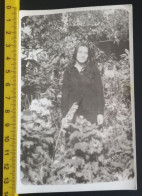 #16  Anonymous Persons  - Woman Femme In The Garden - Anonyme Personen