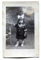 Carte Photo D'une Petite Fille élégante Posant Dans Un Studio Photo - Anonymous Persons