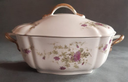 Soupière Ou Légumier En Porcelaine Fine De VIERZON, A.HACHE Et COMPAGNIE, Rectangulaire. Blanche Et Passiflore Violette. - Soperas