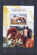 MOZAMBIQUE - MNH - HORSES -  MI.NO.BL1229 - CV = 20 € - Caballos