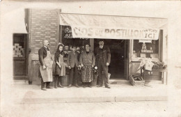 Carte Photo D'une Famille Posant Devant Leurs épicerie Dans Une Ville Vers 1920 - Personas Anónimos
