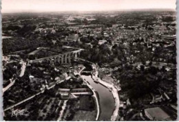 DINAN. -  Vue Aérienne : La Rance, Le Port, Le Viaduc Et La Ville      -   Non Circulée.    Photographie Véritable. - Dinan