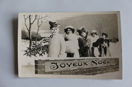 S-C 190 / Fêtes - Voeux - Noël - Bohomme De Neige Avec Quatre Jolies Femmes  / 1906 - Kerstman
