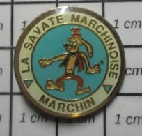 713B Pin's Pins / Beau Et Rare / ASSOCIATIONS / CLUB DE MARCHE LA SAVATE MARCHINOISE MARCHIN BELGIQUE - Asociaciones