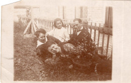 Carte Photo D'une Famille élégante Posant Allongé Dans Leurs Jardin En 1920 - Personas Anónimos