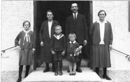 Carte Photo D'une Famille élégante Posant Devant L'entré De Leurs Maison Vers 1920 - Anonymous Persons