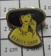 713c Pin's Pins / Beau Et Rare / MARQUES / FEMME ELEGANTE A CHAPEAU BEAUTY SHOP - Marques