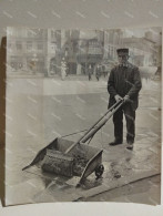 US Or UK Photo To Be Identified. Street Sweeper Cleaning The Streets, With A Pipe. - America