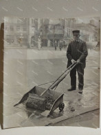 US Or UK Photo To Be Identified. Street Sweeper Cleaning The Streets, With A Pipe. - Amérique