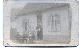 Carte Photo D'une Famille élégante Devant Le Café D'un Village En 1914 - Anonymous Persons